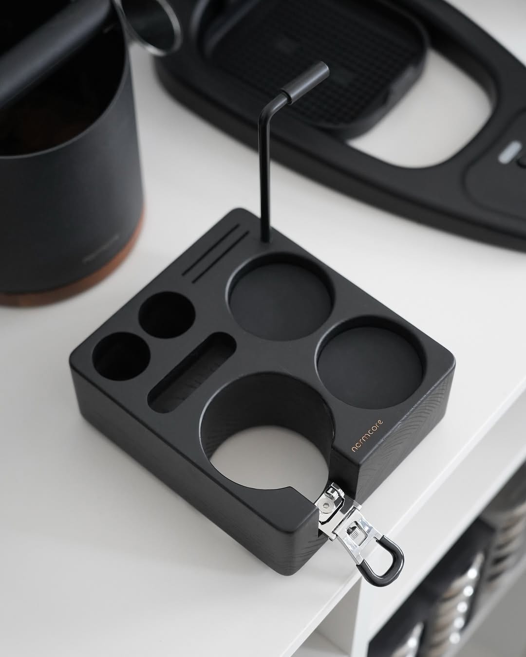 Stazione Pressatura Espresso Normcore 58mm - Con Supporto Portafiltro, Bianco